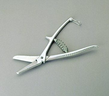 Cogged scissor for thermoplastic
